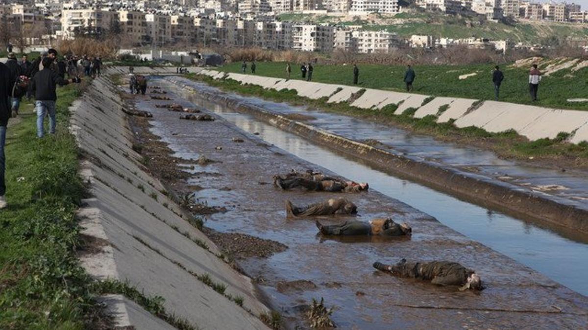 Algunos de los cadáveres aparecidos en el canalizado río Quweiq, en Alepo, este martes.