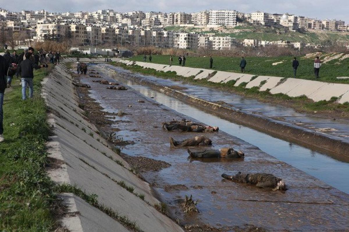 Alguns dels cadàvers apareguts al canalitzat riu Quweiq, a Alep, aquest dimarts.