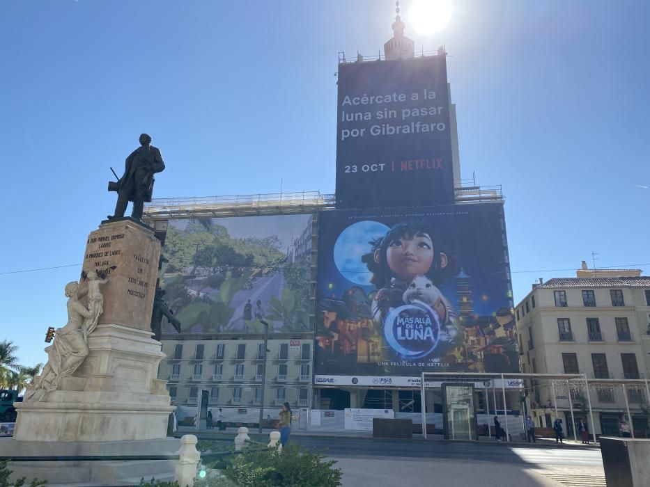 Al igual que hiciera con el fin del estado de alarma, la plataforma de televisión Netflix ha vuelto a emplear La Equitativa como marco ideal para la promoción de uno de sus próximos lanzamientos. Una gigantesca lona anunciando el estreno de la producción animada 'Más allá de la luna' cubre el emblemático edificio, en obras desde hace meses.