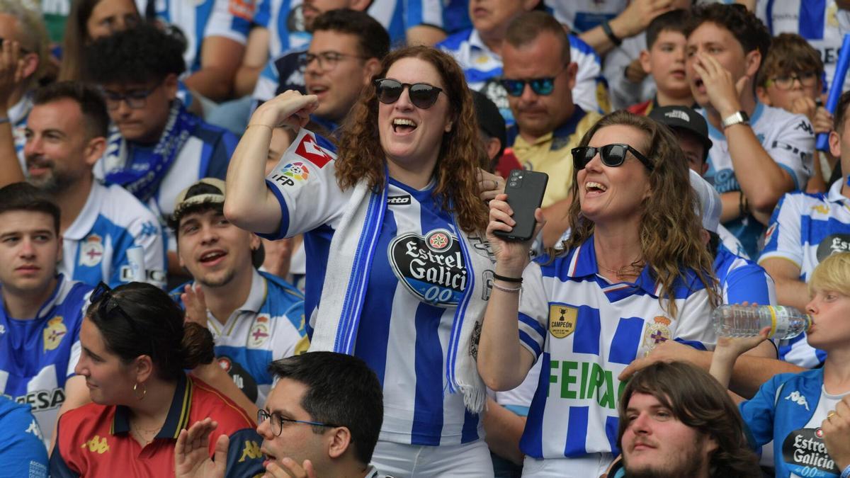 Dos seguidoras del Deportivo animan en Riazor durante el Deportivo-Las Palmas.