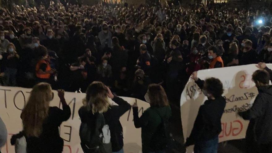 Pla general dels manifestants a la plaça de la Catedral de Barcelona el 31 d&#039;octubre del 2020