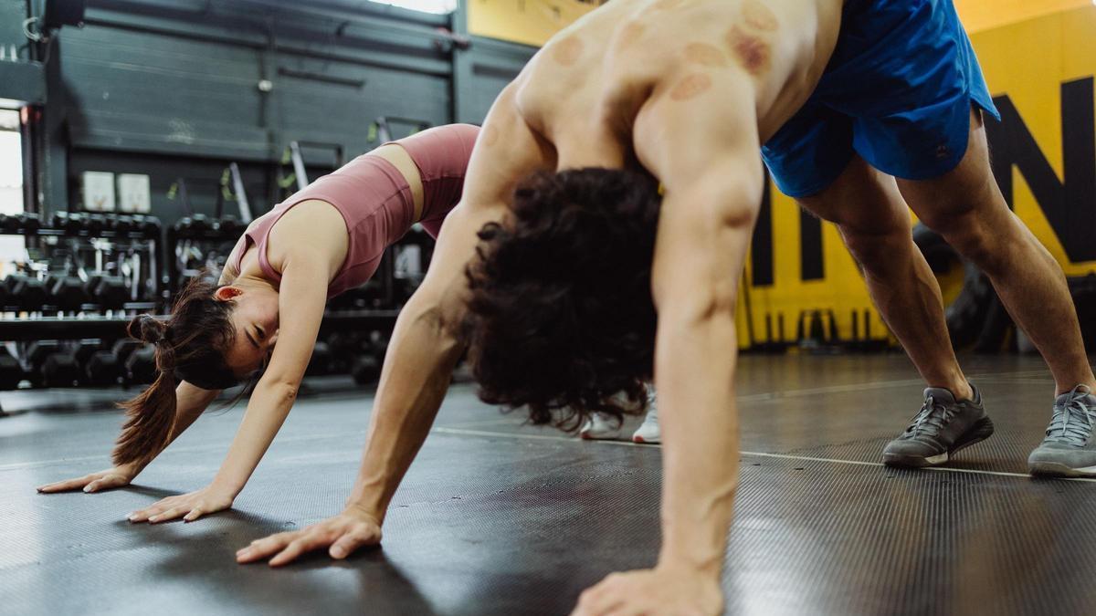 Dos personas entrenando en el gimnasio en una imagen de archivo