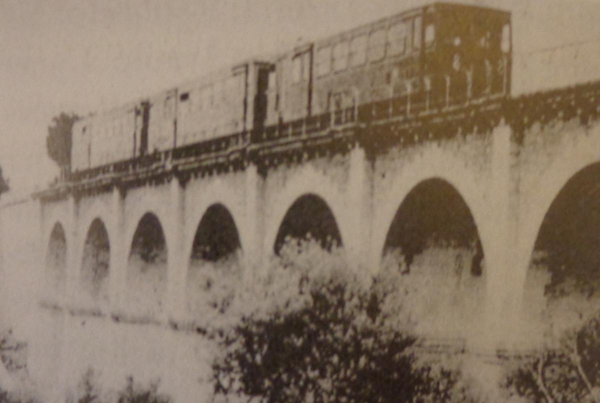 Archivbild: Ein Zug fährt über die Brücke Pont de ses set boques zwischen Palma und Llucmajor.