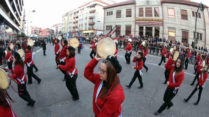 Desfile de rondallas por las calles de Porriño. // D.P.