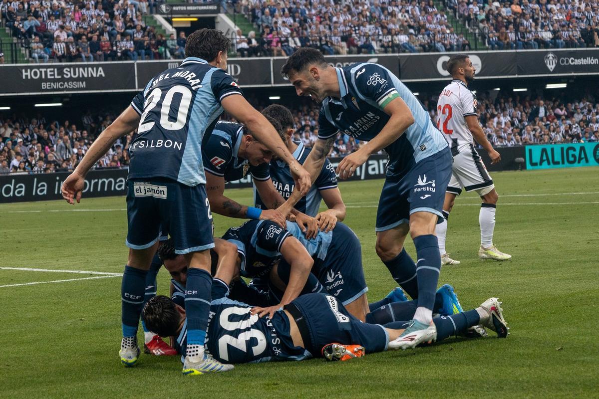 Los futbolistas del Córdoba CF celebran el segundo de sus goles ante el Castellón.