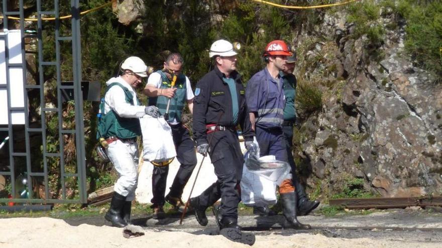 Agentes participantes en la inspección de la mina de Cerredo tras el accidente. | DEMELSA ÁLVAREZ