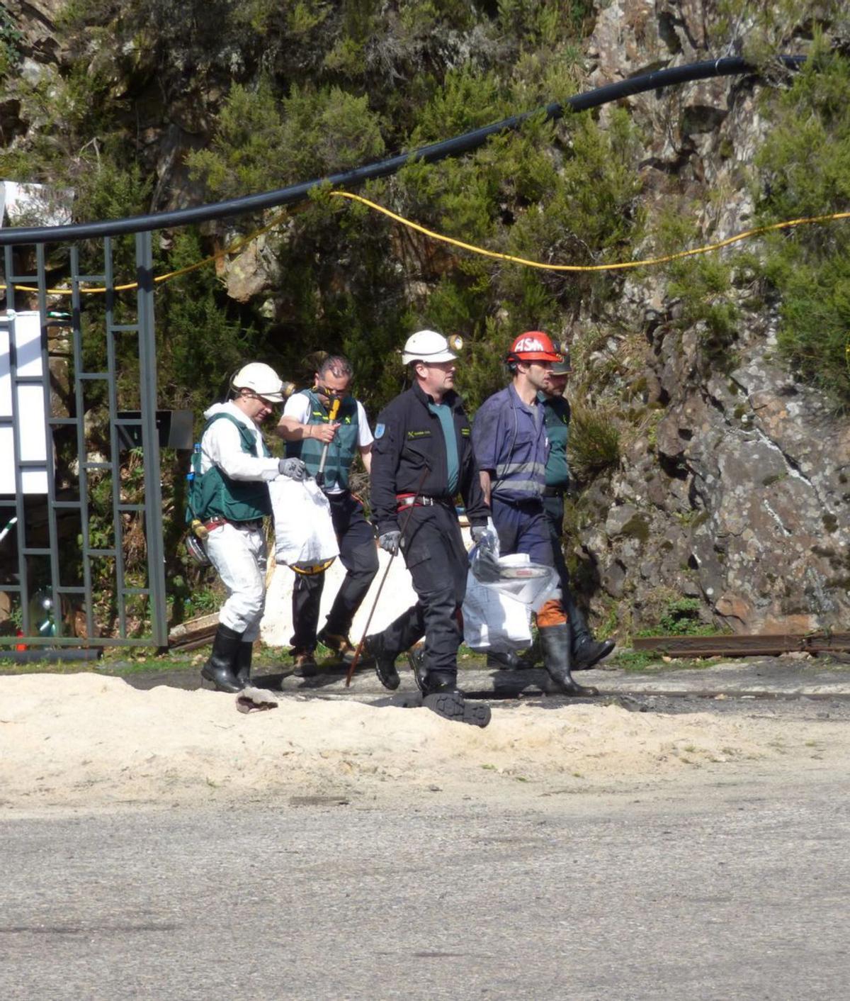 Agentes participantes en la inspección de la mina de Cerredo tras el  accidente.