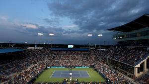 MASON, OH - AUGUST 14: Roger Federer of Switzerland serves to Peter Gojowczyk of Germany during the Western & Southern Open at Lindner Family Tennis Center on August 14, 2018 in Mason, Ohio.   Matthew Stockman/Getty Images/AFP