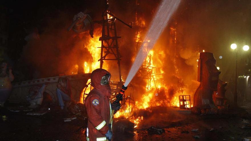 Un bombero atiende la "cremà" de una falla en una foto de archivo.