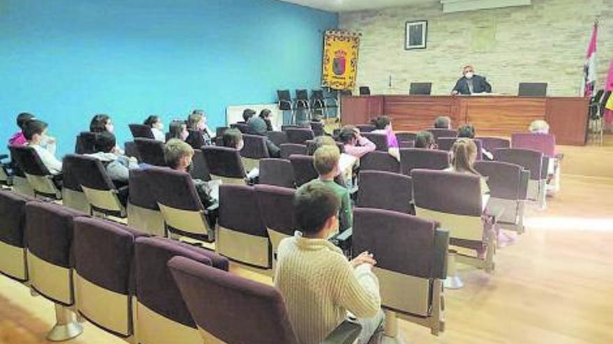 Los alumnos de Nuestra Señora de la Paz transmiten sus peticiones al alcalde de Villaralbo