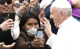Mascarillas y audiencia al aire libre del Papa