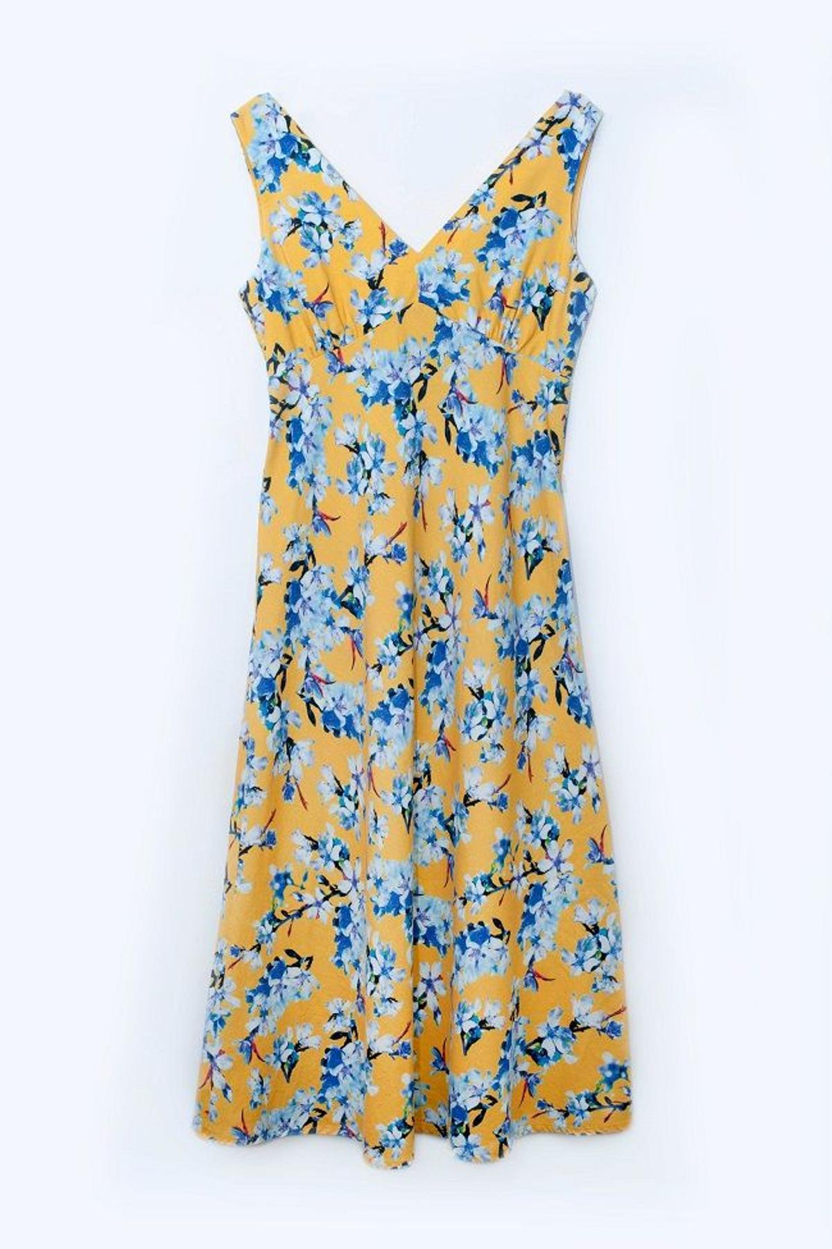 El vestido amarillo con 'print' floral azul