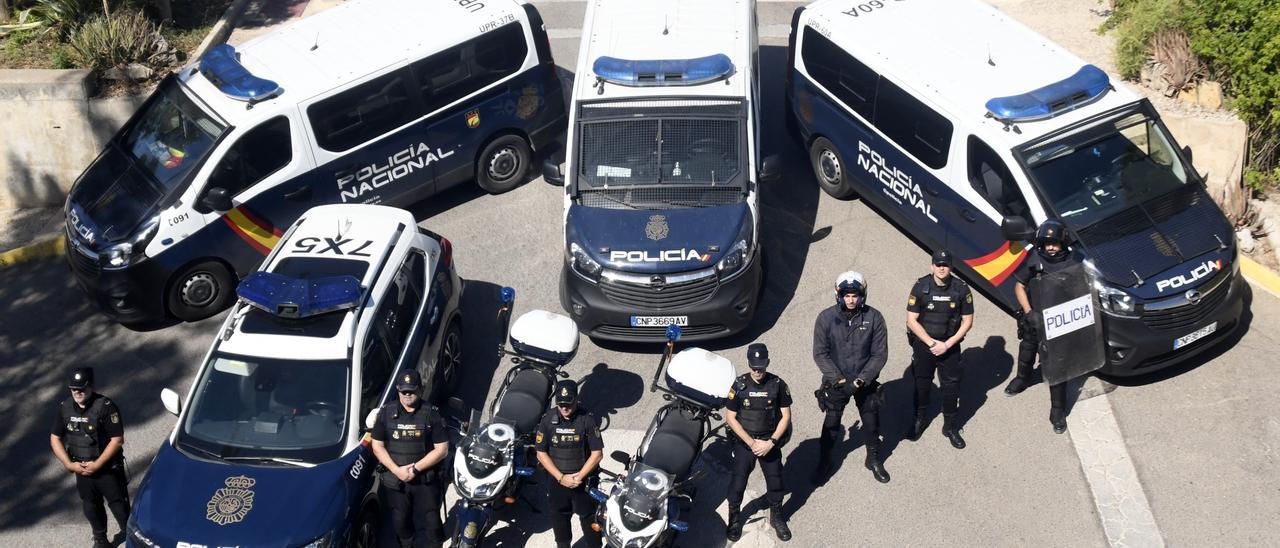 Miembros de la UPR en la Región de Murcia posan uniformados junto a sus furgonetas y dos motos.