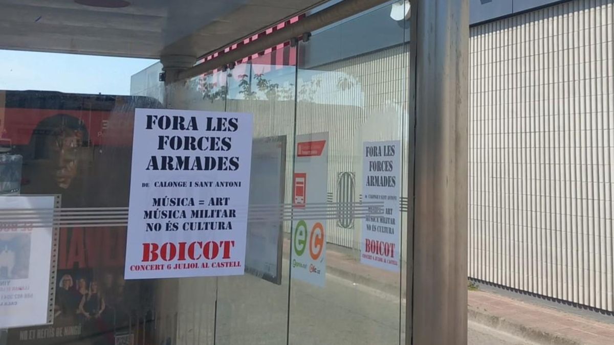 Pancartes aparegudes al municipi contra el concert de l'exèrcit.