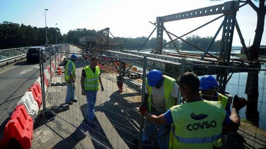 La empresa instaló ayer los carros para ampliar el puente. // I.A.