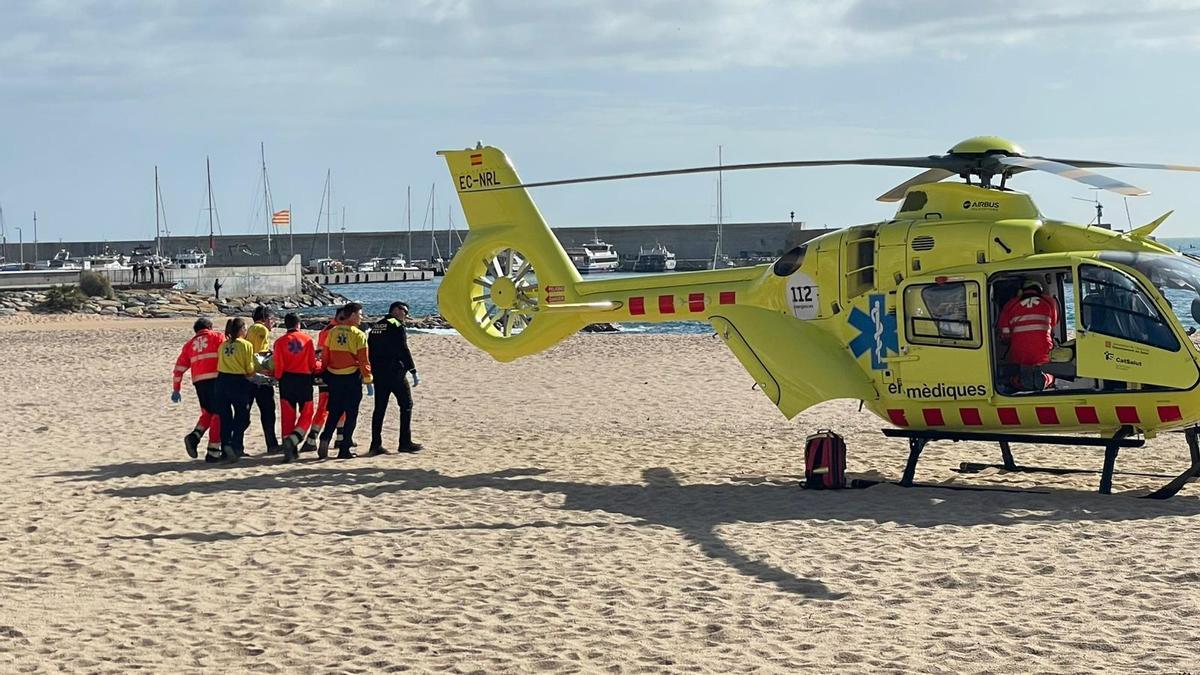 Les fotos del rescat d'una banyista a Blanes en ser arrossegada per una onada