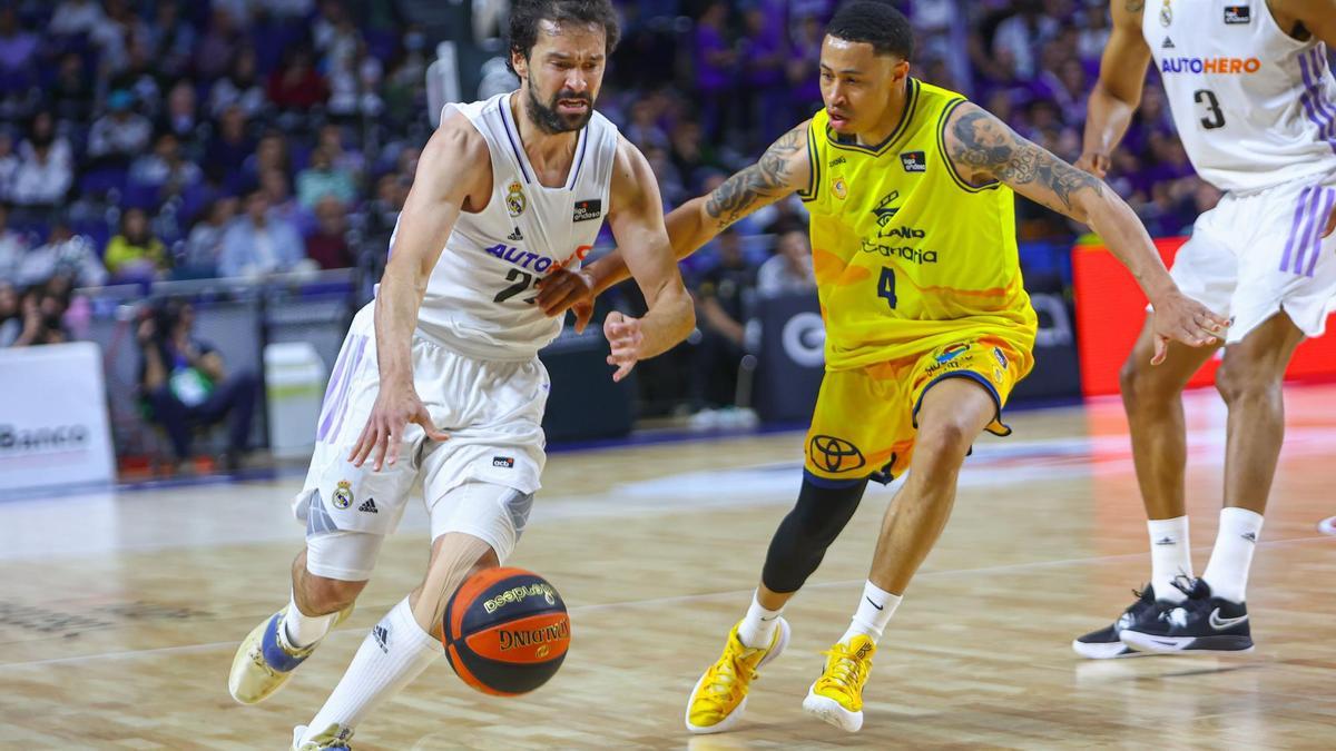 AJ Slaughter defiende a Sergi Llull en la última visita de los amarillos al Real Madrid.