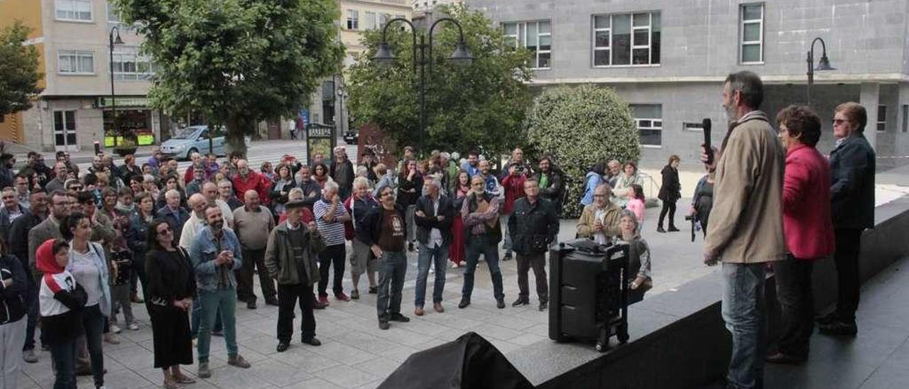 La última concentración celebrada frente al Concello para reivindicar el carácter vecinal de los montes de Aldán. // Santos Álvarez