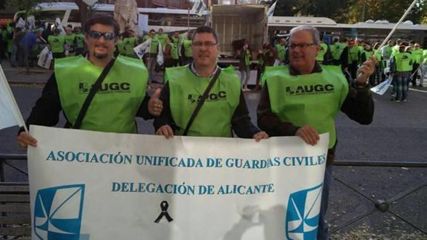 Guardia civiles de Alicante exigen mejoras en Madrid