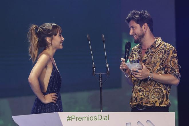 Aitana Ocaña entrega uno de los Premios Dial a Manuel Carrasco