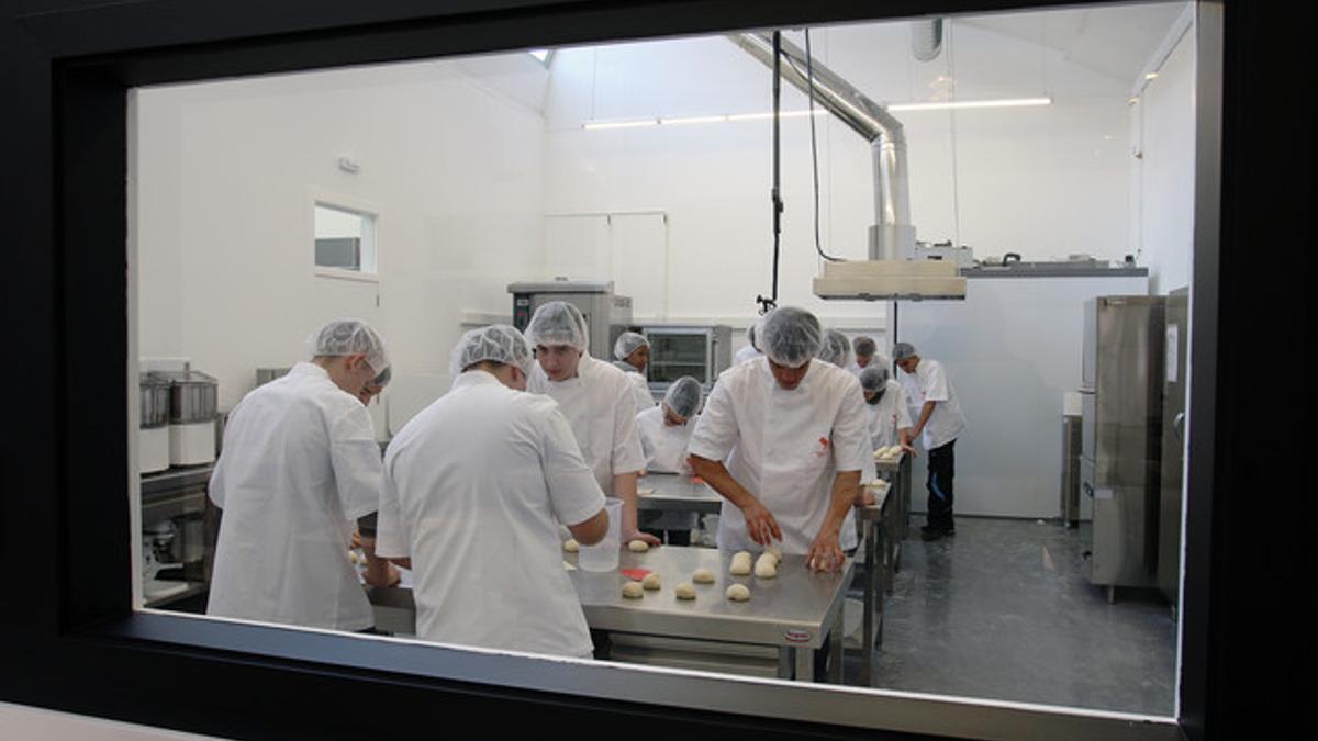 Jóvenes en paro realizan un curso de formación de pastelería en Sabadell.