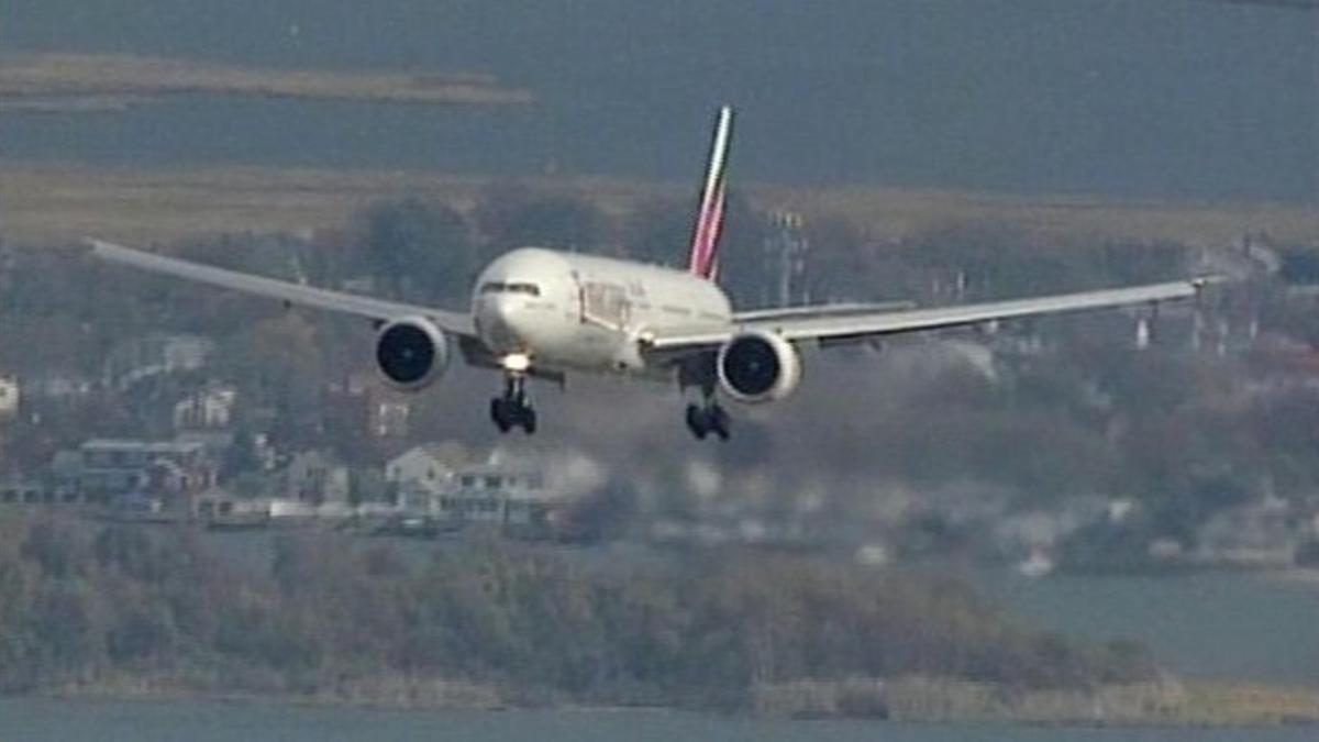 Un avión se aproxima al aeropuerto JFK de Nueva York, en una imagen de archivo.