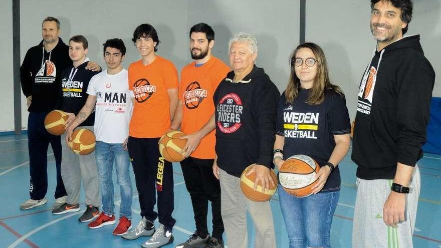 Los seis alumnos de baloncesto que disfrutaron del programa Erasmus+ entre sus profesores. // I. Abella