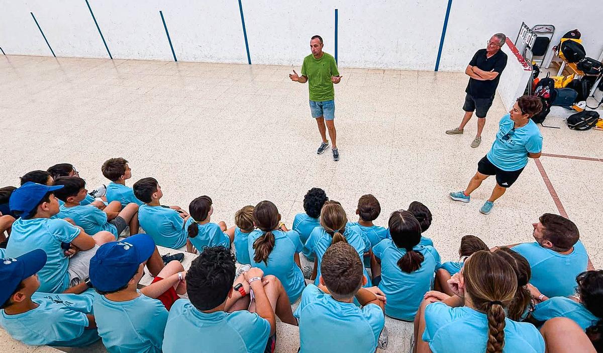 Tomàs II parla amb els xiquets i xiquetes del Campus d'Estiu a Orba.