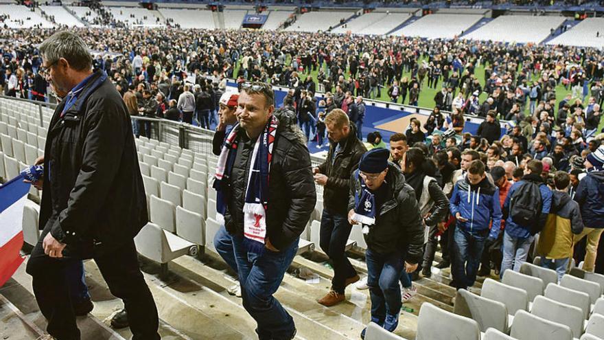 Los espectadores comienzan a abandonar el estadio. //Efe