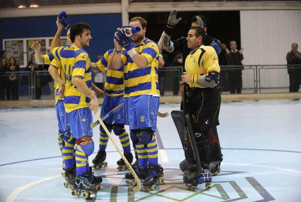 Los jugadores del Compañía de María celebran uno de sus títulos.