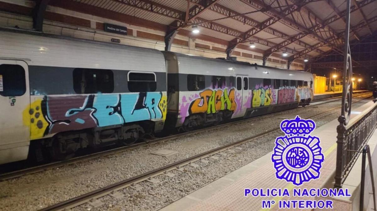 Vagones de tren en Medina afectados por 'grafitis'.