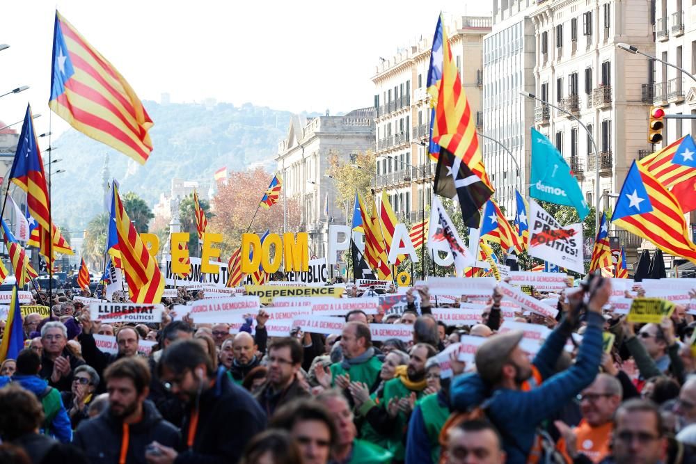 Tensió i enfrontaments entre Mossos i manifestants al centre de Barcelona