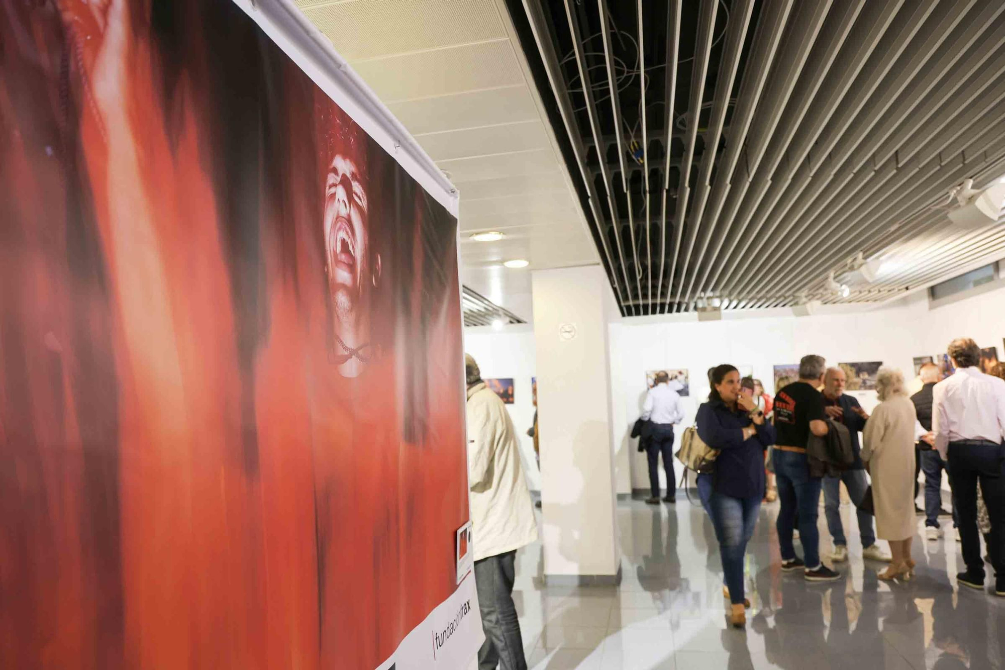 lleno total en la inauguración de INFotoperiodistas 2024,. un año de fotografía de prensa en Alicante