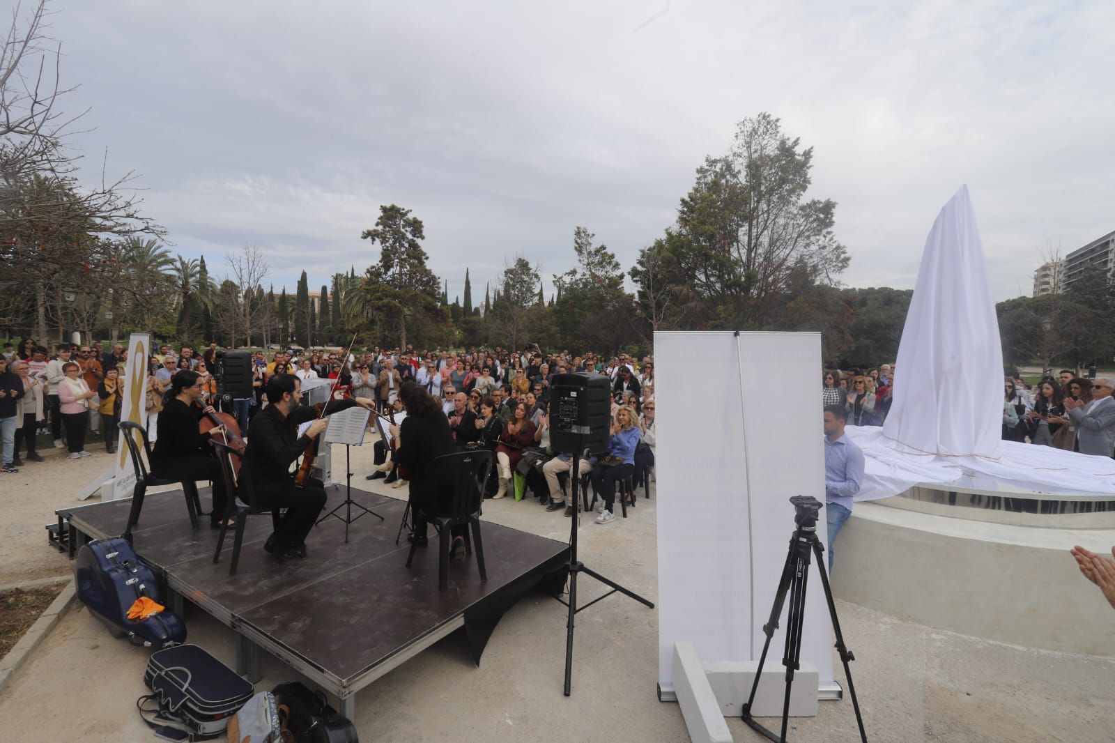 València dedica un monumento a los menores fallecidos por cáncer