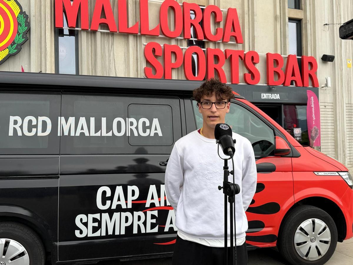 Iván, socio del club bermellón, enviando un mensaje de ánimo a los jugadores mallorquinistas