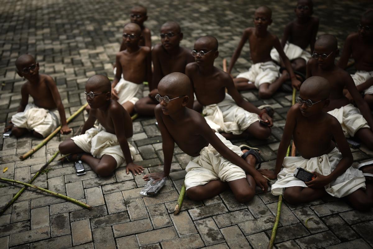 Niños se disfrazan de Mahatma Gandhi con motivo del 153 aniversario del nacimiento de Mohandas Karamchand Gandhi, considerado el Padre de la Nación en India, en el Museo Egmore, en Chennai, India