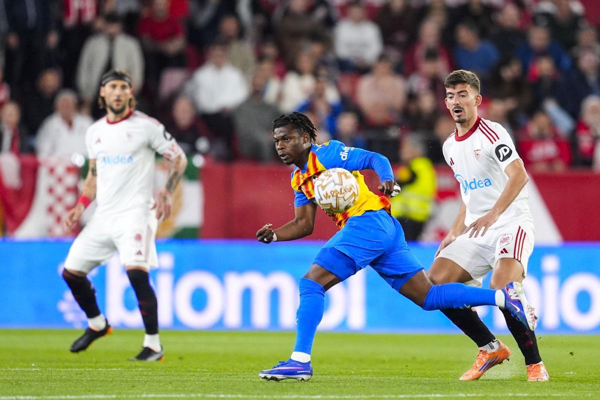 Largie Ramazani of Valencia CF and Kike Salas of Sevilla FC in action during the Spanish league, LaLiga EA Sports, football match played between Sevilla FC and Valencia CF at Ramon Sanchez-Pizjuan stadium on March 21, 2026, in Sevilla, Spain. AFP7 21/03/2026 ONLY FOR USE IN SPAIN. Joaquin Corchero / AFP7 / Europa Press;2026;SPORT;ZSPORT;SOCCER;ZSOCCER;Sevilla FC v Valencia CF - LaLiga EA Sports