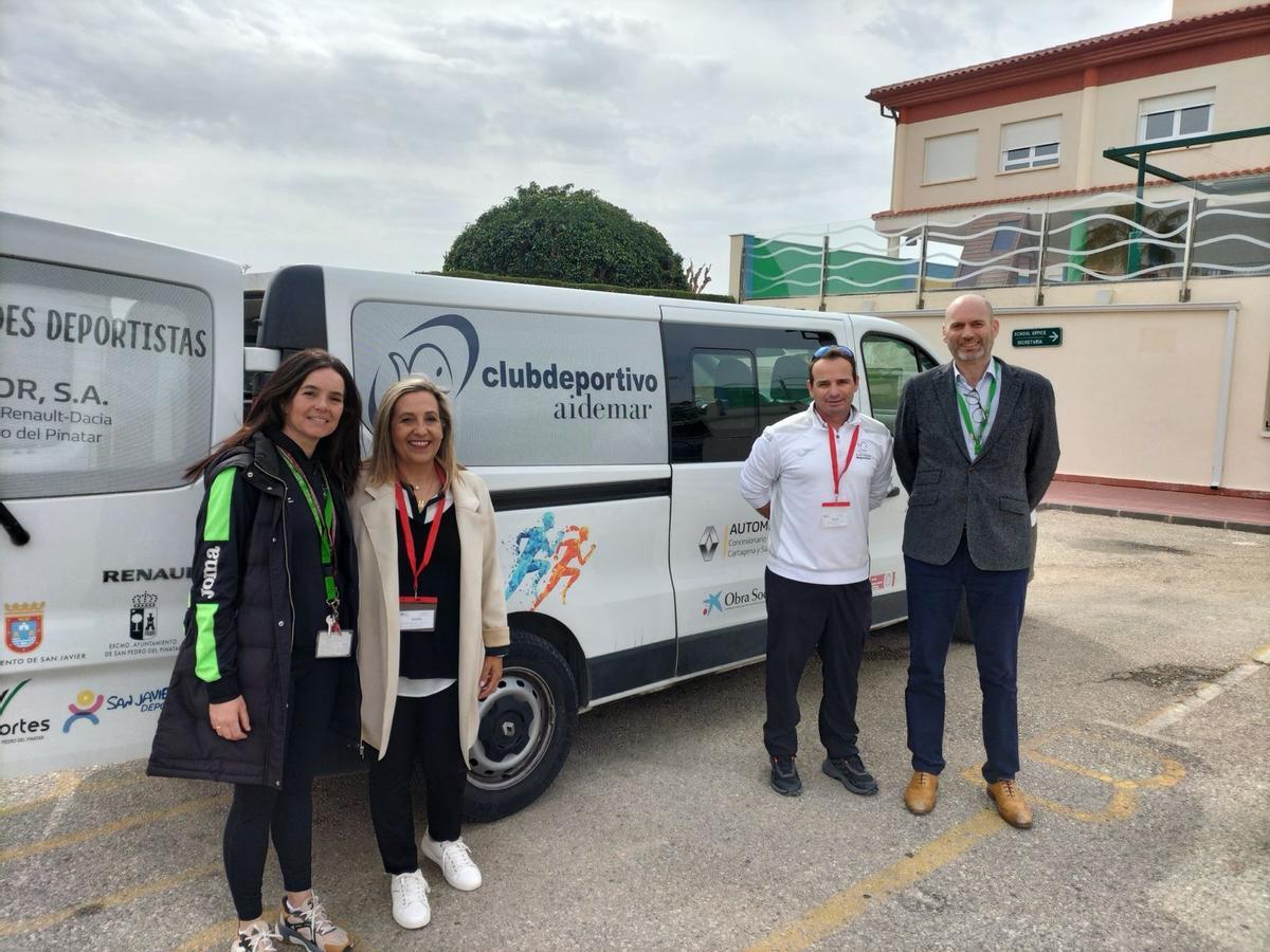 De izda a dcha: Mª Teresa Martínez (presidenta Aidemar), Jon Wayth (director ELIS Villamartín), Pedro Sánchez (técnico deportivo Aidemar) y Ana Campoy (profesora de Primaria de ELIS y coordinadora de esta jornada) junto a un grupo de chicos de la asociación en la entrega del equipamiento informático.