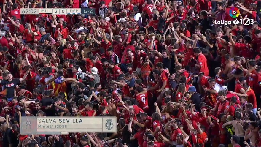 El Mallorca remonta al Deportivo y vuelve a Primera