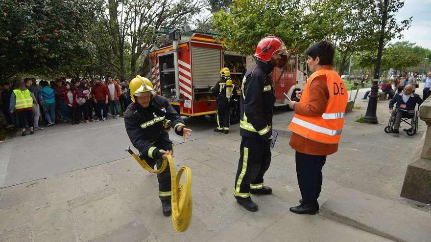 El simulacro incluyó la simulación del rescate de dos personas heridas en un incendio. // Gustavo Santos