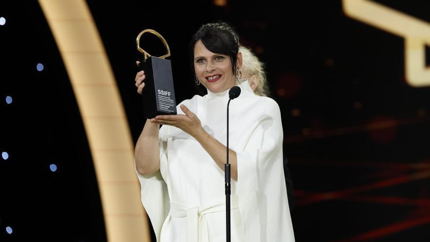 La directora Jaione Camborda recoge la Concha de Oro de San Sebastián
