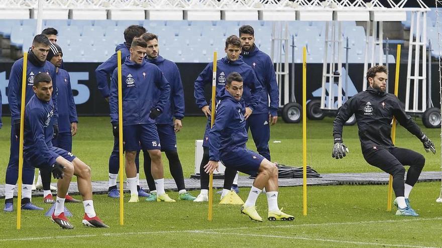 Los celestes realizan un ejercicio durante el entrenamiento celebrado ayer por el Celta en las instalaciones de A Madroa. // Alba Villar