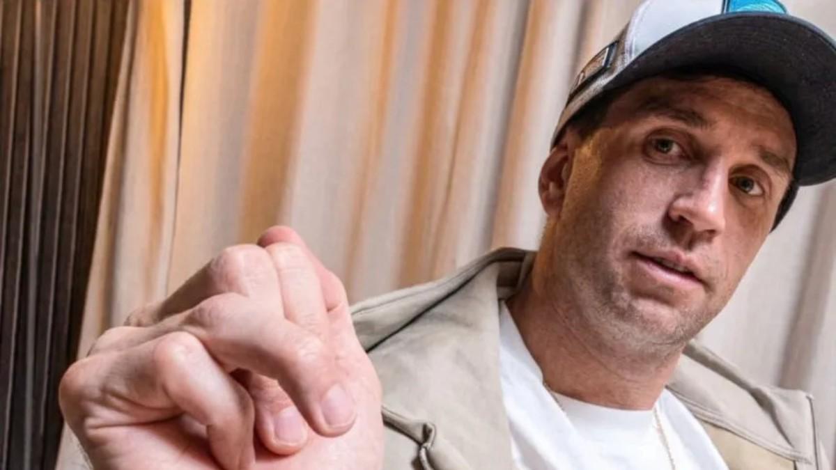 El 'Dibu' Martínez enseña su dedo dañado a cámara