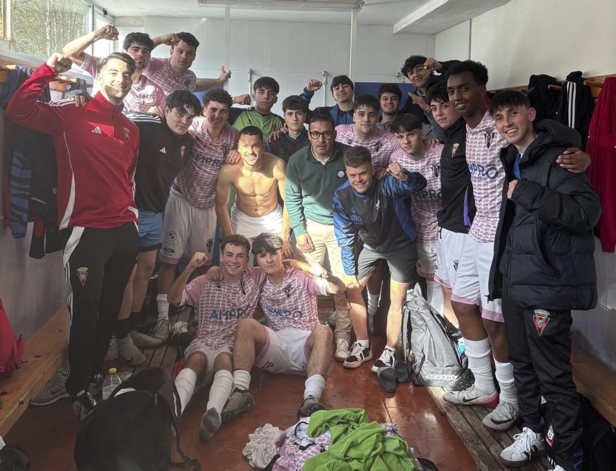Jugadores y cuerpo técnico del Lalín B festejan la victoria sobre el Tordoia B. | CEDIDA