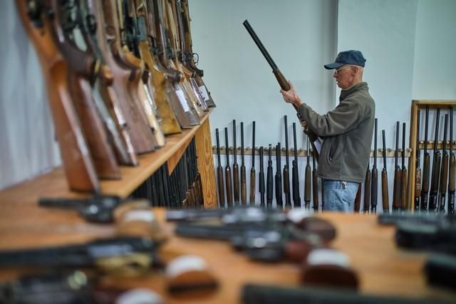 Exposición de armas que serán subastadas