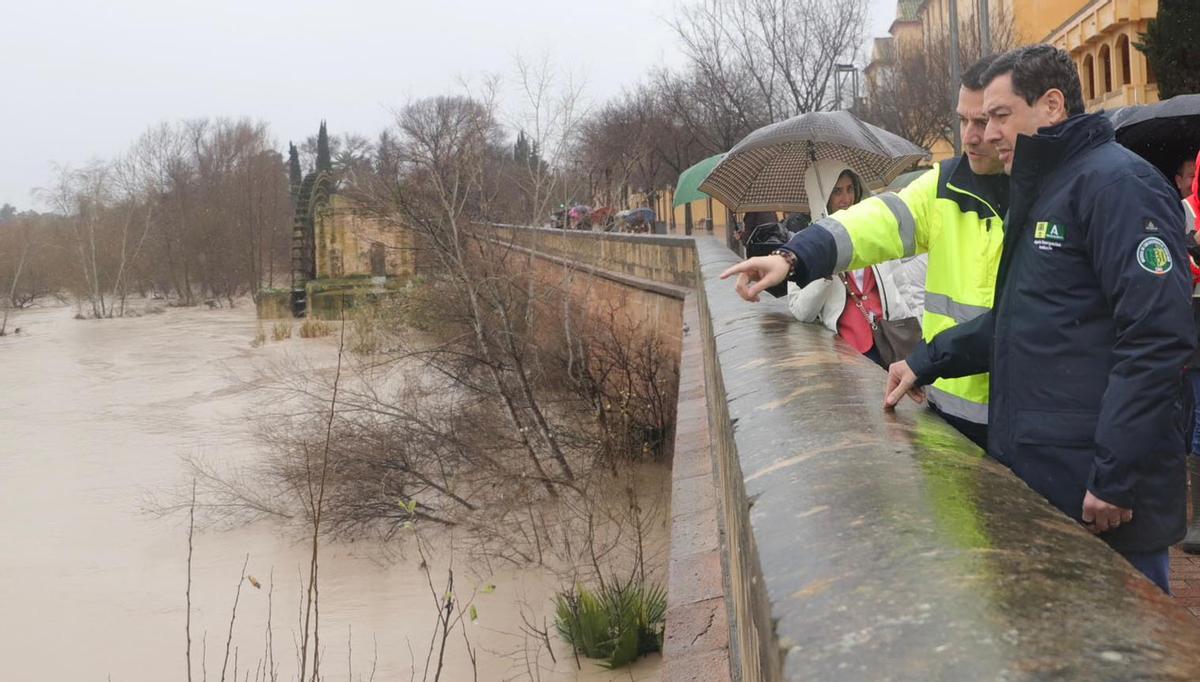 Juanma Moreno y José María Bellido observan el cauce del Guadalquivir a su paso por Córdoba