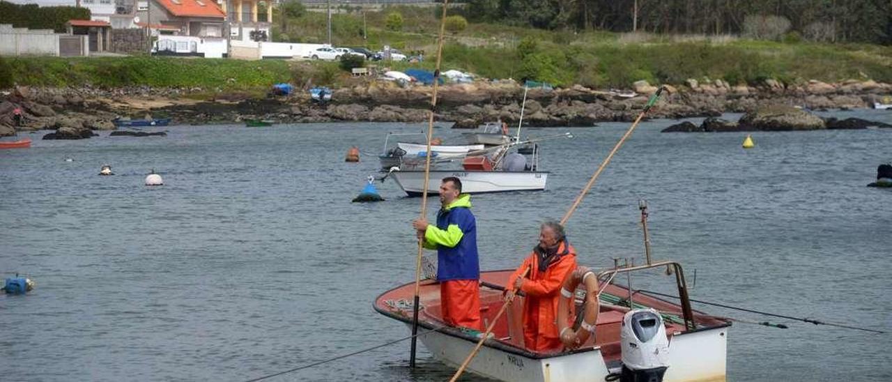 &quot;Rañeiros&quot; a bordo de &quot;Maruja&quot;, una lancha de A Illa de cinco metros de eslora usada para marisqueo y nasas de nécora y camarón. // N. Parga