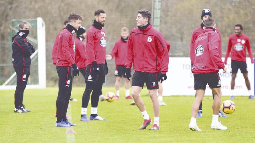 Carlos Fernández, en primer término, durante el entrenamiento de ayer en Abegondo.