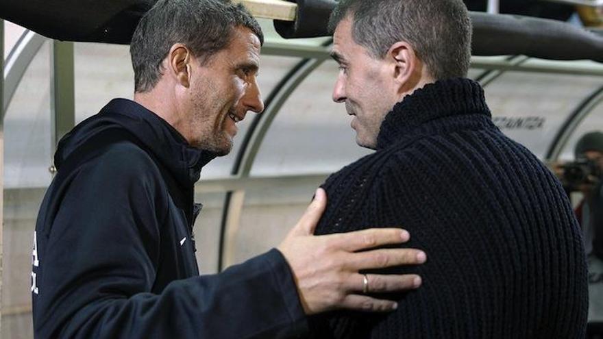 Javi Gracia saluda a Gaizka Garitano, técnico del Eibar, antes del inicio del partido.
