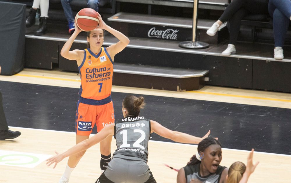 El Valencia iza el estandarte de la Supercopa con una Fonteta entregada